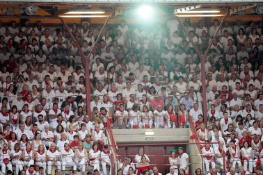 Público asistente a la Plaza de Toros de Pamplona durante la cuarta corrida de la Feria del Toro 2018.