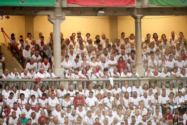 Público asistente a la Plaza de Toros de Pamplona durante la cuarta corrida de la Feria del Toro 2018.