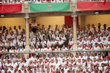 Público asistente a la Plaza de Toros de Pamplona durante la cuarta corrida de la Feria del Toro 2018.