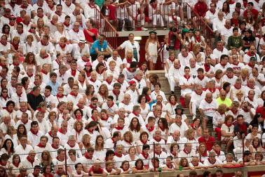 Público asistente a la Plaza de Toros de Pamplona durante la cuarta corrida de la Feria del Toro 2018.