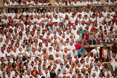 Público asistente a la Plaza de Toros de Pamplona durante la cuarta corrida de la Feria del Toro 2018.