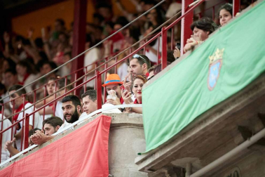 Público asistente a la Plaza de Toros de Pamplona durante la cuarta corrida de la Feria del Toro 2018.