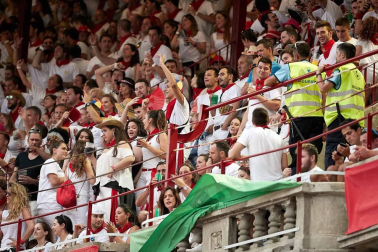 Público asistente a la Plaza de Toros de Pamplona durante la cuarta corrida de la Feria del Toro 2018.
