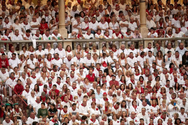 Público asistente a la Plaza de Toros de Pamplona durante la cuarta corrida de la Feria del Toro 2018.