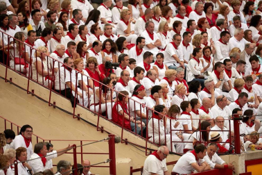 Público asistente a la Plaza de Toros de Pamplona durante la cuarta corrida de la Feria del Toro 2018.