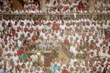 Público asistente a la Plaza de Toros de Pamplona durante la cuarta corrida de la Feria del Toro 2018.
