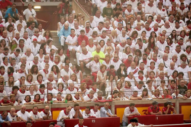 Público asistente a la Plaza de Toros de Pamplona durante la cuarta corrida de la Feria del Toro 2018.