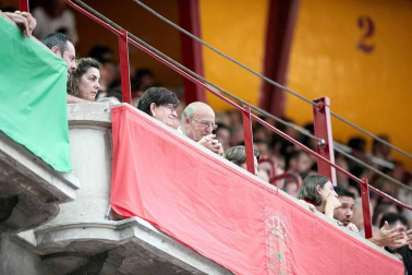 Público asistente a la Plaza de Toros de Pamplona durante la cuarta corrida de la Feria del Toro 2018.