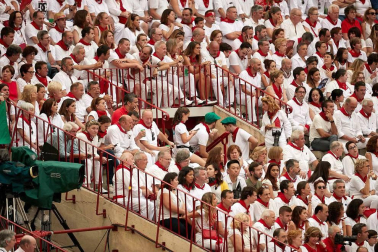 Público asistente a la Plaza de Toros de Pamplona durante la cuarta corrida de la Feria del Toro 2018.