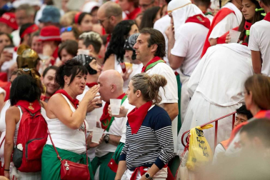 Público asistente a la Plaza de Toros de Pamplona durante la cuarta corrida de la Feria del Toro 2018.