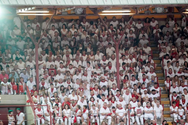 Público asistente a la Plaza de Toros de Pamplona durante la cuarta corrida de la Feria del Toro 2018.