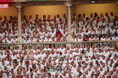 Público asistente a la Plaza de Toros de Pamplona durante la cuarta corrida de la Feria del Toro 2018.