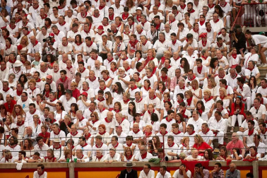 Público asistente a la Plaza de Toros de Pamplona durante la cuarta corrida de la Feria del Toro 2018.