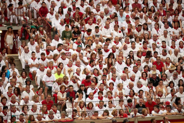 Público asistente a la Plaza de Toros de Pamplona durante la cuarta corrida de la Feria del Toro 2018.