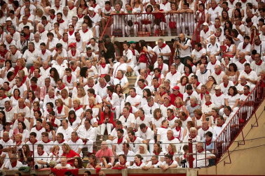 Público asistente a la Plaza de Toros de Pamplona durante la cuarta corrida de la Feria del Toro 2018.