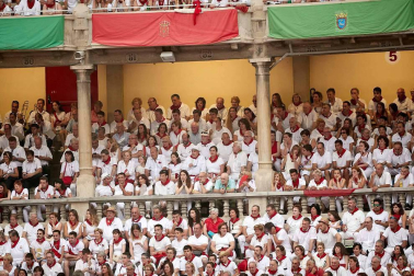 Público asistente a la Plaza de Toros de Pamplona durante la cuarta corrida de la Feria del Toro 2018.