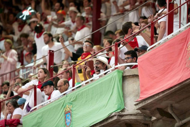 Público asistente a la Plaza de Toros de Pamplona durante la cuarta corrida de la Feria del Toro 2018.