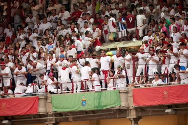 Público asistente a la Plaza de Toros de Pamplona durante la cuarta corrida de la Feria del Toro 2018.