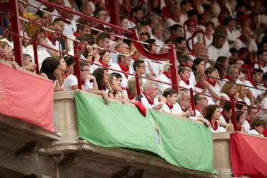 Público asistente a la Plaza de Toros de Pamplona durante la cuarta corrida de la Feria del Toro 2018.
