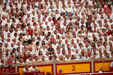 Público asistente a la Plaza de Toros de Pamplona durante la cuarta corrida de la Feria del Toro 2018.