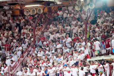 Público asistente a la Plaza de Toros de Pamplona durante la cuarta corrida de la Feria del Toro 2018.