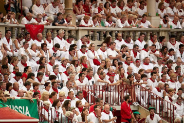 Público asistente a la Plaza de Toros de Pamplona durante la cuarta corrida de la Feria del Toro 2018.