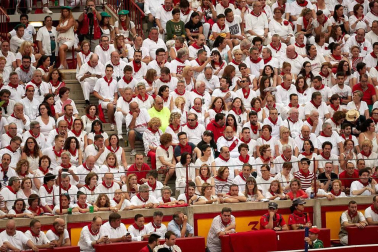 Público asistente a la Plaza de Toros de Pamplona durante la cuarta corrida de la Feria del Toro 2018.