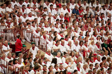 Público asistente a la Plaza de Toros de Pamplona durante la cuarta corrida de la Feria del Toro 2018.
