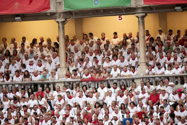 Público asistente a la Plaza de Toros de Pamplona durante la cuarta corrida de la Feria del Toro 2018.