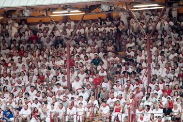 Público asistente a la Plaza de Toros de Pamplona durante la cuarta corrida de la Feria del Toro 2018.