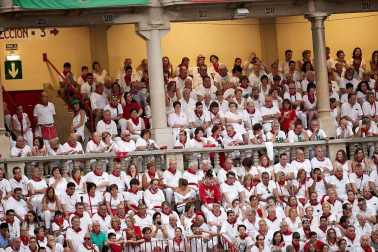 Público asistente a la Plaza de Toros de Pamplona durante la cuarta corrida de la Feria del Toro 2018.