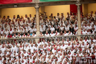 Público asistente a la Plaza de Toros de Pamplona durante la cuarta corrida de la Feria del Toro 2018.
