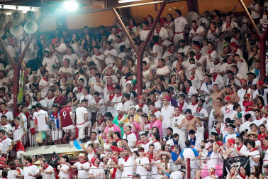 Público asistente a la Plaza de Toros de Pamplona durante la cuarta corrida de la Feria del Toro 2018.