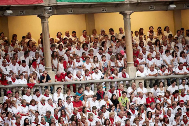 Público asistente a la Plaza de Toros de Pamplona durante la cuarta corrida de la Feria del Toro 2018.