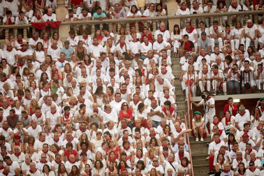 Público asistente a la Plaza de Toros de Pamplona durante la cuarta corrida de la Feria del Toro 2018.