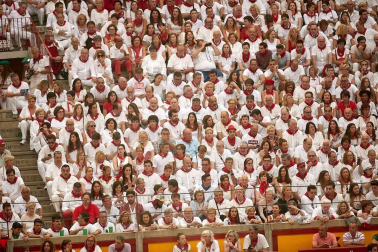 Público asistente a la Plaza de Toros de Pamplona durante la cuarta corrida de la Feria del Toro 2018.