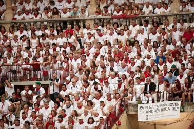 Público asistente a la Plaza de Toros de Pamplona durante la cuarta corrida de la Feria del Toro 2018.
