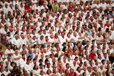 Público asistente a la Plaza de Toros de Pamplona durante la cuarta corrida de la Feria del Toro 2018.