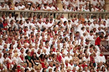 Público asistente a la Plaza de Toros de Pamplona durante la cuarta corrida de la Feria del Toro 2018.