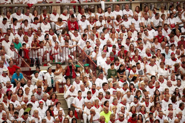 Público asistente a la Plaza de Toros de Pamplona durante la cuarta corrida de la Feria del Toro 2018.
