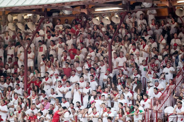 Público asistente a la Plaza de Toros de Pamplona durante la cuarta corrida de la Feria del Toro 2018.
