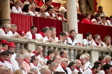 Público asistente a la Plaza de Toros de Pamplona durante la cuarta corrida de la Feria del Toro 2018.