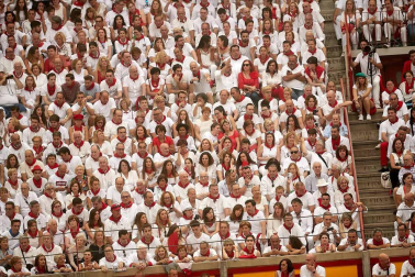 Público asistente a la Plaza de Toros de Pamplona durante la cuarta corrida de la Feria del Toro 2018.