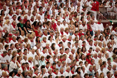 Público asistente a la Plaza de Toros de Pamplona durante la cuarta corrida de la Feria del Toro 2018.