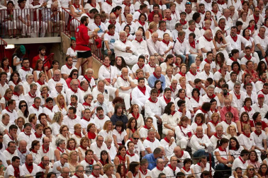 Público asistente a la Plaza de Toros de Pamplona durante la cuarta corrida de la Feria del Toro 2018.