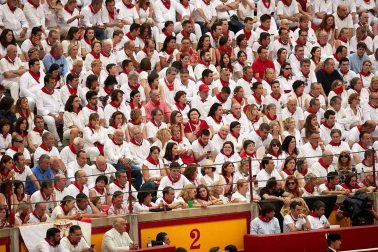 Público asistente a la Plaza de Toros de Pamplona durante la cuarta corrida de la Feria del Toro 2018.