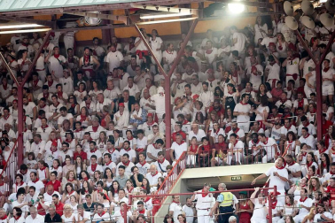 Público asistente a la Plaza de Toros de Pamplona durante la cuarta corrida de la Feria del Toro 2018.