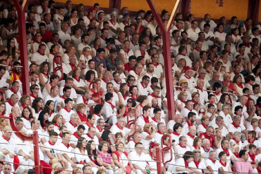 Público asistente a la Plaza de Toros de Pamplona durante la cuarta corrida de la Feria del Toro 2018.