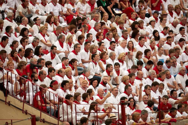 Público asistente a la Plaza de Toros de Pamplona durante la cuarta corrida de la Feria del Toro 2018.