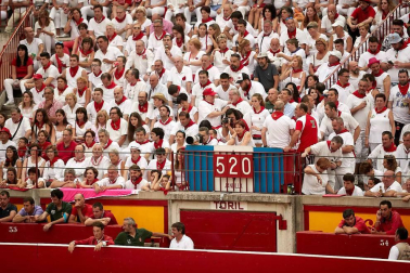 Público asistente a la Plaza de Toros de Pamplona durante la cuarta corrida de la Feria del Toro 2018.